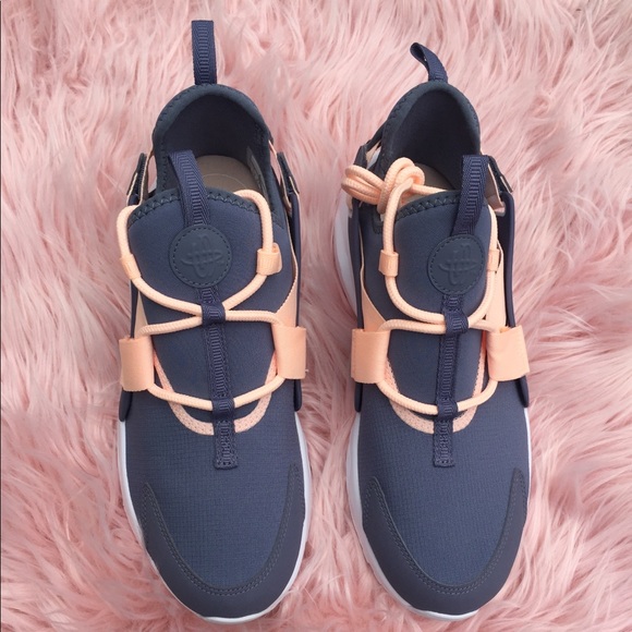 New Women’s Nike Air Huarache Sneakers - Picture 3 of 5